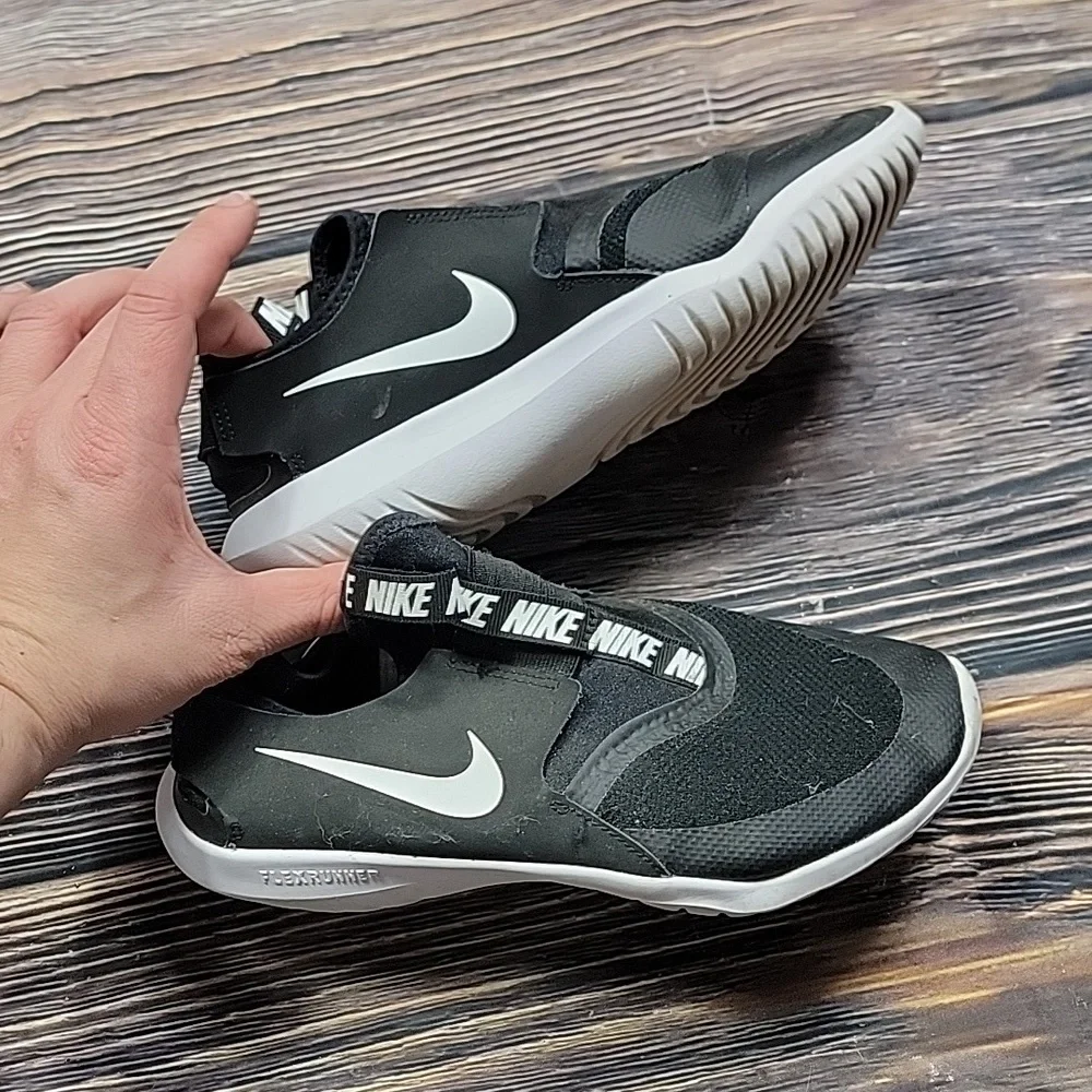 Nike Kids Size 5.5 Black Slip-On Shoes